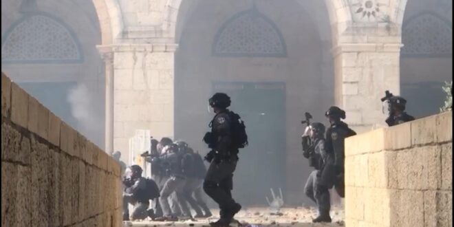 Honderden gewonden als Israëlische politie Palestijnen uit Al-Aqsa Moskee dwingt