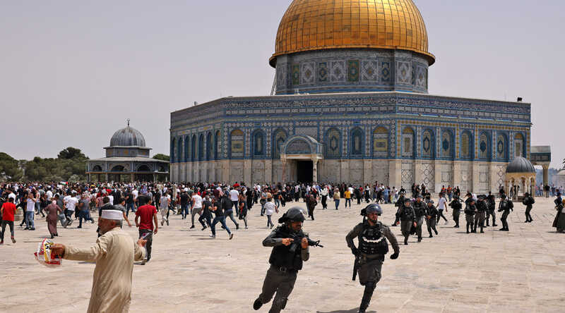 Israëlische troepen vallen moslims aan in de al-Aqsa Moskee, verwonden 80 Palestijnen