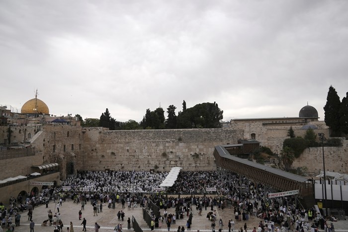 Israëlische kolonisten bestormen Al-Quds straten en Al-Aqsa onder bescherming van IOF