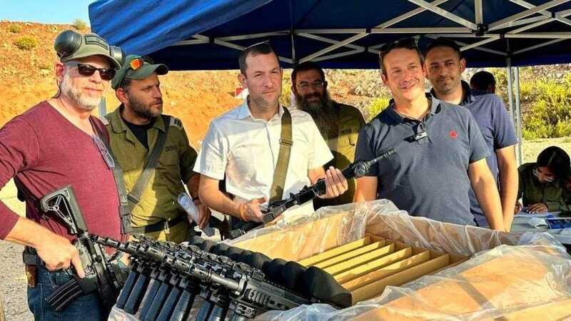 Israëlische kolonisten bemachtigen honderden geweren van hoog kaliber om zich ‘voor te bereiden op oorlog’ op de Westelijke Jordaanoever