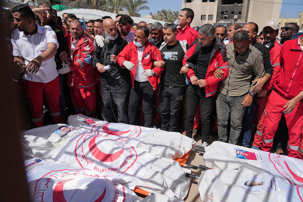 Palestijnse paramedici neergeschoten door IOF hadden handen vastgebonden: Ooggetuigen