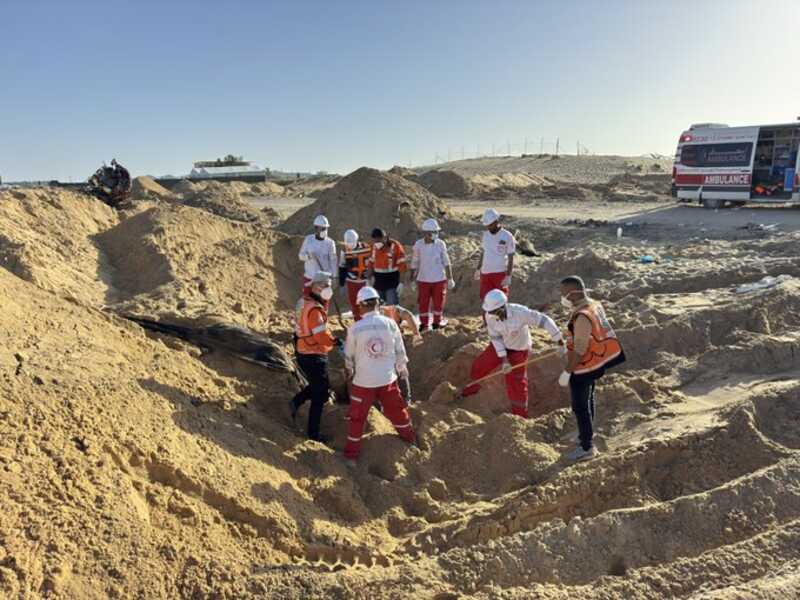 Israëlische soldaten zijn beschuldigd van het executeren van geboeide Palestijnse medici voordat ze hen begroeven in een massagraf onder hun verpletterde ambulances in Rafah in het zuiden van Gaza.